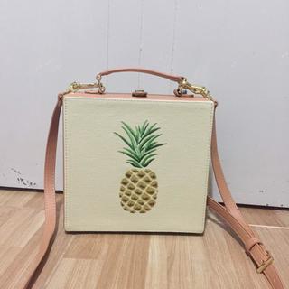 กระเป๋าสะพาย CHARLES BEIGE BOXY PINEAPPLE BAG