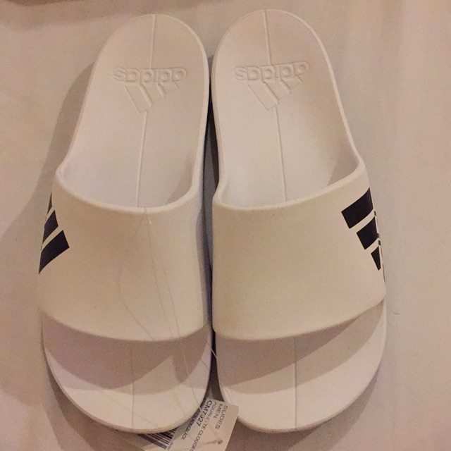 รองเท้าแตะ adidas
