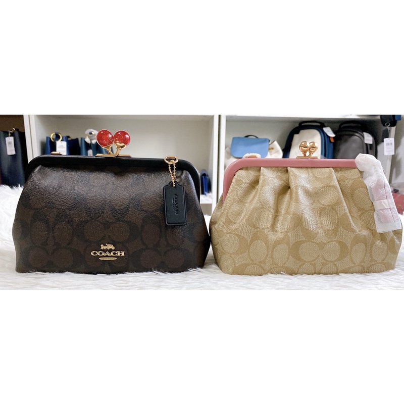 พร้อมส่งในไทย!!!แท้ จากอเมกา Nora Kisslock Crossbody In Signature Canvas