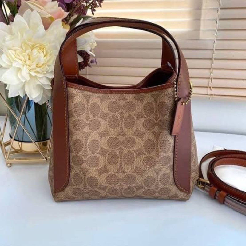 พร้อมส่งค่ะ กระเป๋า Coach Hadley Hobo 21 In Signature Canvas