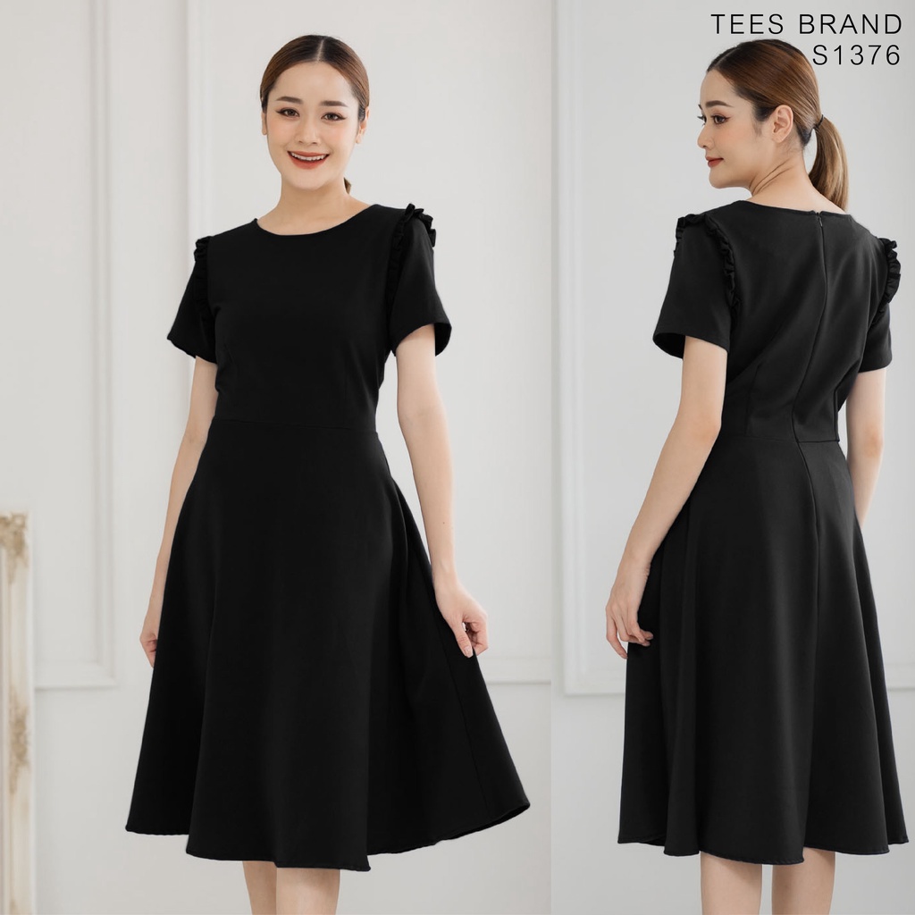 TEESBRAND T1376 เดรสดำ ชุดทำงานสีดำ เดรสกระโปรงโค้ง เสื้อคอกลม แขนสั้นแต่งระบายหัวไหล่