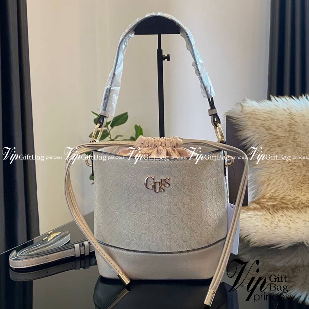 Guess Agata Bucket Handbag กระเป๋ารุ่นใหม่ล่าสุดทรงถังสุดน่ารัก พิมพ์ลายรอบใบ วัสดุ Saffiano PU คุณภาพดี นิ่ม น้ำหนักเบา