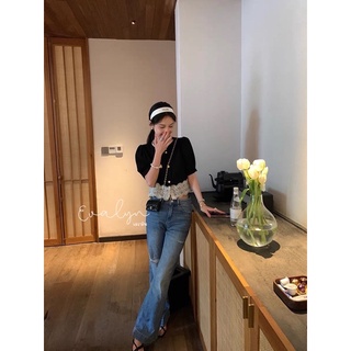 เสื้อแขนสั้นคอกลม ผ่าหน้าติดกระดุม ตัวกระดุมอะไหล่สีทองด้านปั๊มลาย เสื้อทรงแขนพองเล็กน้อย แต่งคอด้วยลูกไม้ถัก