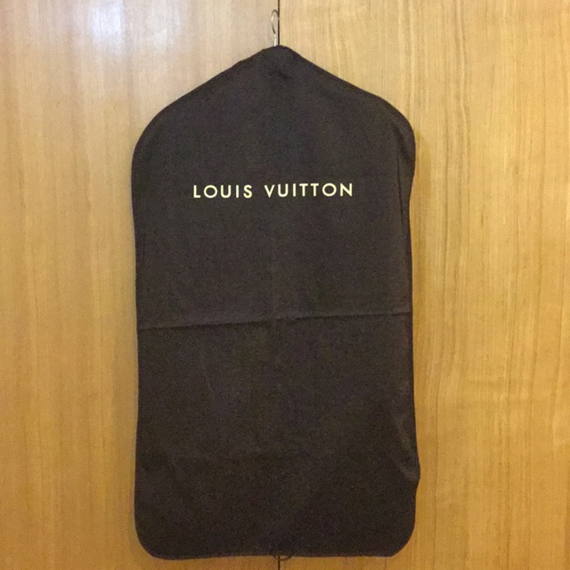 ถุงคลุมเสื้อสูทแบรนด์เนมแท้จากช้อป Louis Vuitton