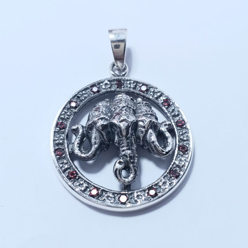 จี้ช้างสามเศียรเงินแท้คุณภาพทำในไทยฝัง CZ สีแดง ขนาดใหญ่กว่าเหรียญ 10 นิดนึงครับ 999 บาทจัดรายการ