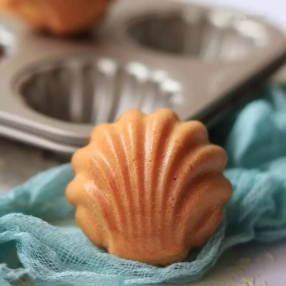 ถาดอบขนม พิมพ์ขนมเค้ก 6 หลุม เคลือบ Non-stick ลายหอยShell  สีทอง