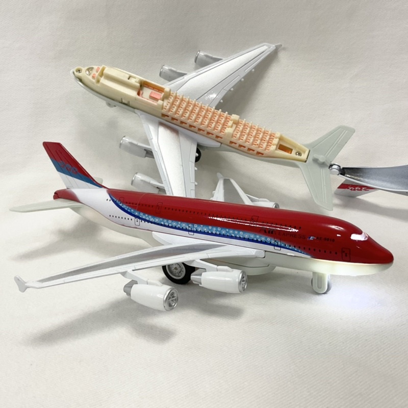 โมเดลเครื่องบิน Airbus A380 มาใหม่ เปิดฝาตัวถังได้ ยาว 8 นิ้ว มีไฟมีเสียง