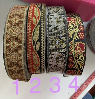 ริบบิ้นผ้าลูกไม้ปักแฟนซีดิ้นทองคละลายขนาด1นิ้วอย่างดี(ยาว3เมตร)