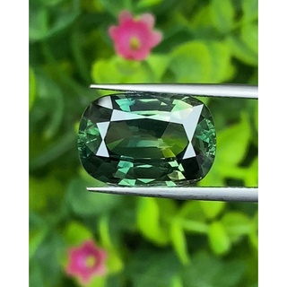 พลอย เขียวส่อง (Green Sapphire) 10.47 กะรัต (Cts.) พร้อมใบเซอร์ พลอยแท้ อัญมณีมงคลประจําวันเกิด