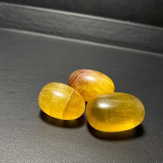 เซ็ตหินฟลูออไรด์สีม่วงและเหลือง ก้อนขัดมัน 3ชิ้น (Yellow and Purple Fluorite Tumbled Set)