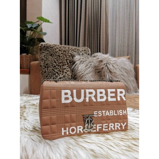 🎊💖🌇🚜@2,140.-📍(ลดพิเศษ 7 %) 💯 🛒🛒Big Discount 2022🛒🛒NEW IN! BURBERRY FRAGRANCES QUITED LAMBSKIN BAG VIP GIFT WITH PURCHASE