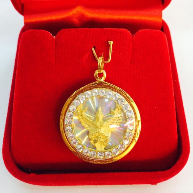 จี้พญาครุฑเลี่ยมทอง เลี่ยมกันน้ำ ทองแท้75% #พื้นหลังจะมีออร่าสะท้อนแสงออกมาสวยงามมากค่ะ