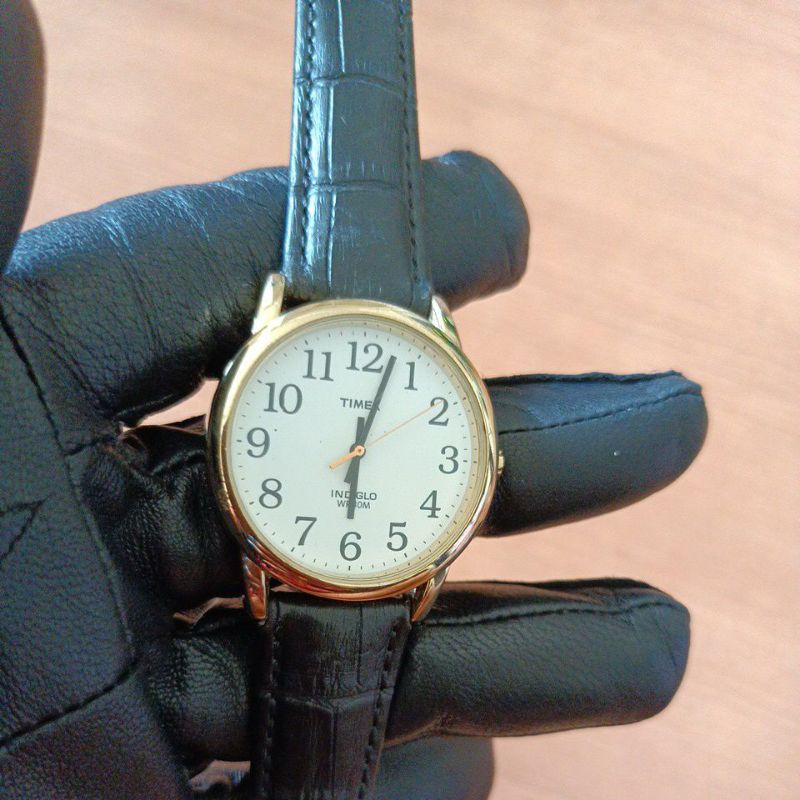 นาฬิกาแบรนด์เนมTIMEXรุ่น INGIGLOหน้าปัดสีขาวตัวเรือนสีทอง สายหนังสีดำ ของแท้มือสอง สภาพใช้งานได้ปกติ