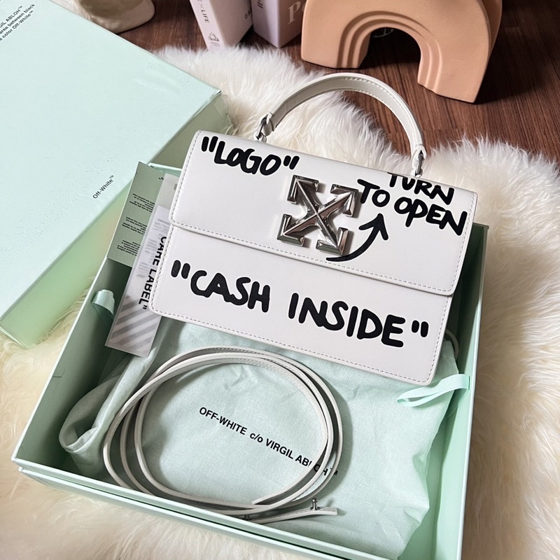 Like new O f f w h i t e jitney 1.4 cash inside สีขาว สภาพสวยงามค่ะ เก็บมากว่าใช้ หนังหอม ขอบมุมสวย 