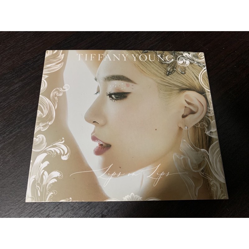 •พร้อมส่ง• CD Tiffany Young - Lips On Lips Album (แกะซีลไม่มีการ์ด)