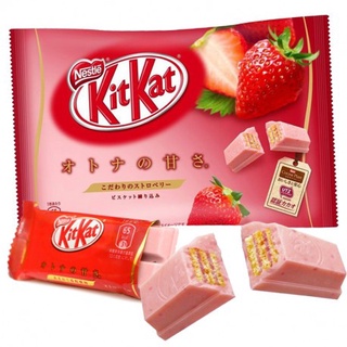 kit kat Strawberry Wafer 135g. คิทแคท เวเฟอร์สอดไส้สตรอเบอร์รี่ 140กรัม