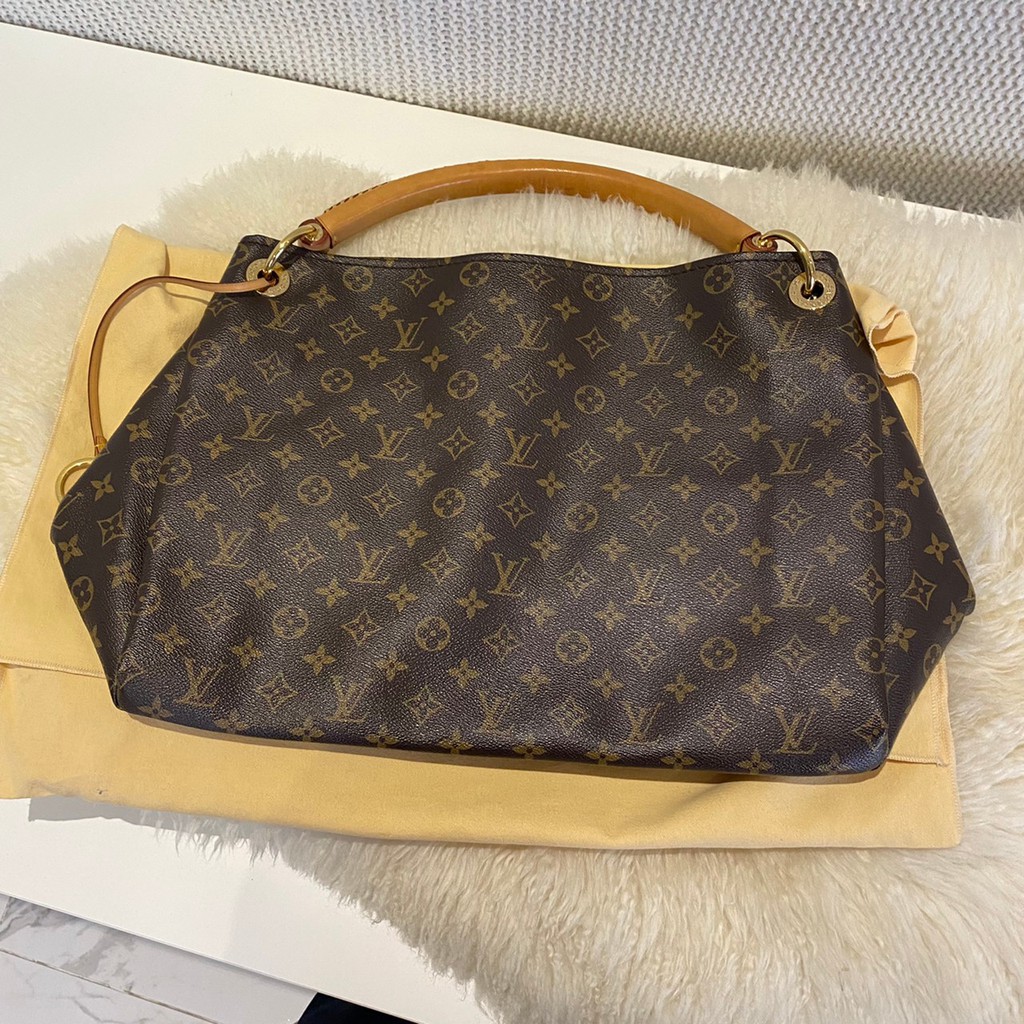 Lv / Artsy 2010 Monogram