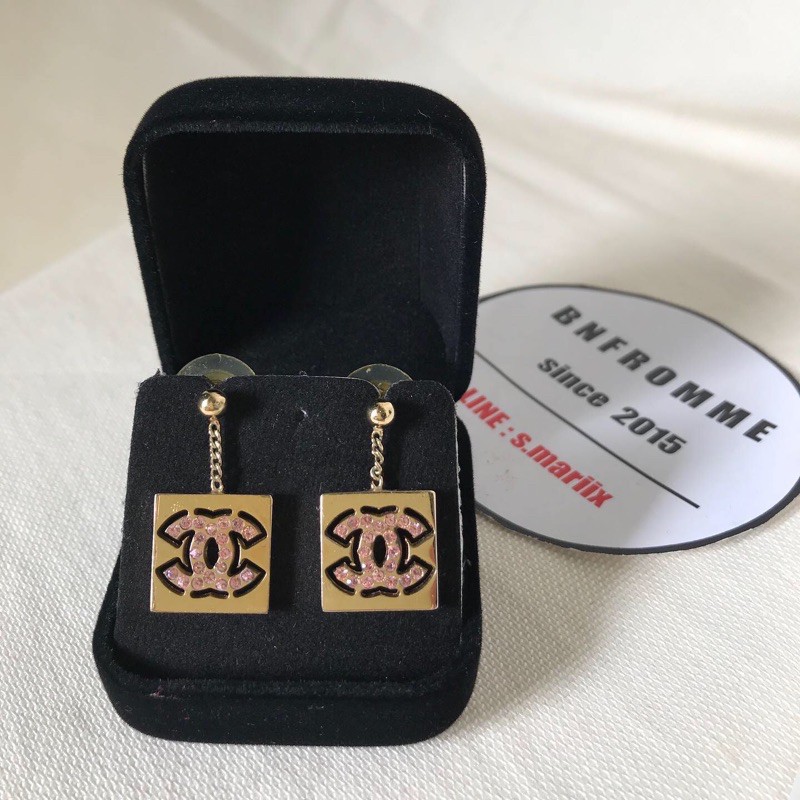 🚫sold out🚫ต่างหู Chanel CC logo gold plated square pink rhinestone drop (1.5cm)