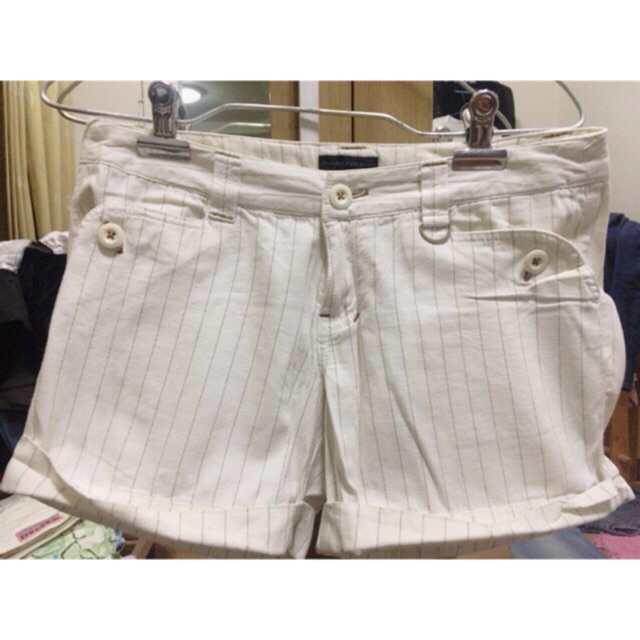 กางเกงขาสั้น สีครีมลายทาง Dapper