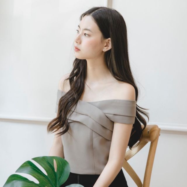 Used Miki top in taupe ของแบรนด์ Pimnatta