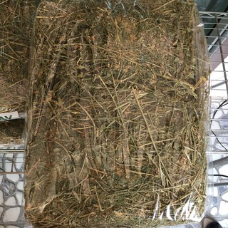 Alfalfa hay หญ้าอัลฟาฟ่า สำหรับกระต่ายและสัตว์ฟันแทะ (5kg.)