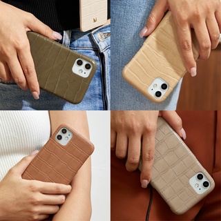 (โค้ด8MUSE65ลด65.-)(11 Series) MUSE Croc Phone Case EARTH Tone