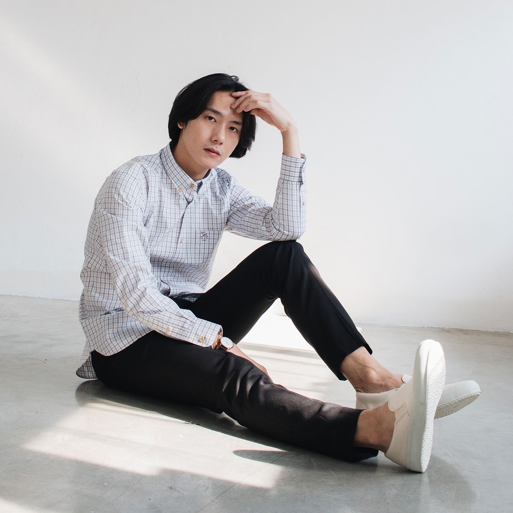 (NO XL) ISSARA Original เสื้อเชิ้ตชาย ปกกระดุม ทรงสลิม ตารางดำ origami swallow