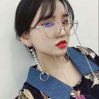 เเว่นกรอบใส พร้อมสายคล้องเเว่น เก๋ๆ