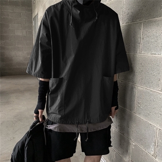 【EI KA 】เสื้อยืดแขนสั้นมีฮู้ดทรงหลวมสําหรับผู้ชาย