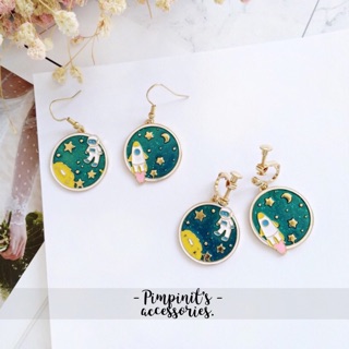 📬 พร้อมส่ง : 👨🏻‍🚀 ต่างหูระย้าวงกลมลายนักบินอวกาศและจรวดอวกาศ | Astronaut &amp; Space Rocket Circle Enamel Drop Earring.