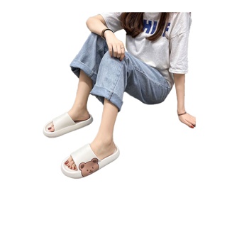 【Palm Fun】หมีหัวใหญ่ก้นหนารูปแบบใหม่พร้อมความรู้สึกอึการ์ตูนน่ารักกันลื่นระงับกลิ่นกายสวมรองเท้าแตะห้องน้ำและรองเท้าแตะนอกบ้าน รองเท้าแตะส้นแบน รองเท้าแตะ รองเท้าลำลองผู้หญิง รองเท้าสลิปเปอร์