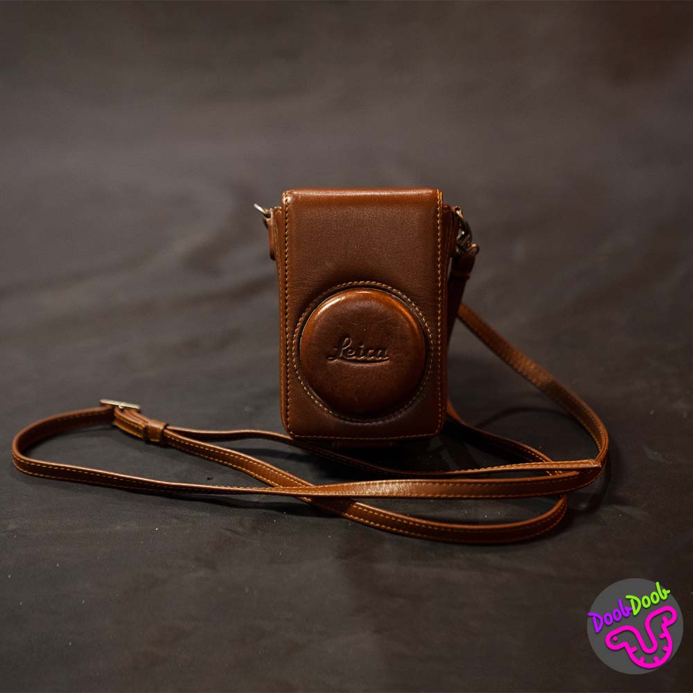 กระเป๋ากล้องหนังแท้ สำหรับกล้องไลก้า Leica X1 Leather Bag with neck strap มาพร้อมสายคล้องคอ สินค้าของแท้ [ มือสอง ]