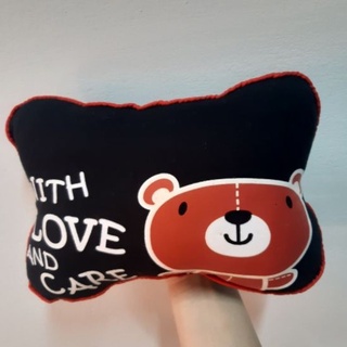 หมอนรองคอรถยนต์ หมีสีแดง พื้นหลังดำ with love and care พร้อมส่งจากไทย