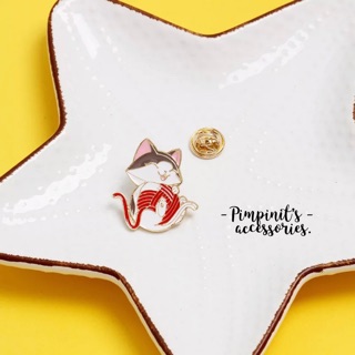 🇹🇭 พร้อมส่ง : 🐱 เข็มกลัดลายลูกแมวและก้อนไหมพรมสีแดง | Lovely Kitten &amp; Red Yarn Enamel Brooch Pin.