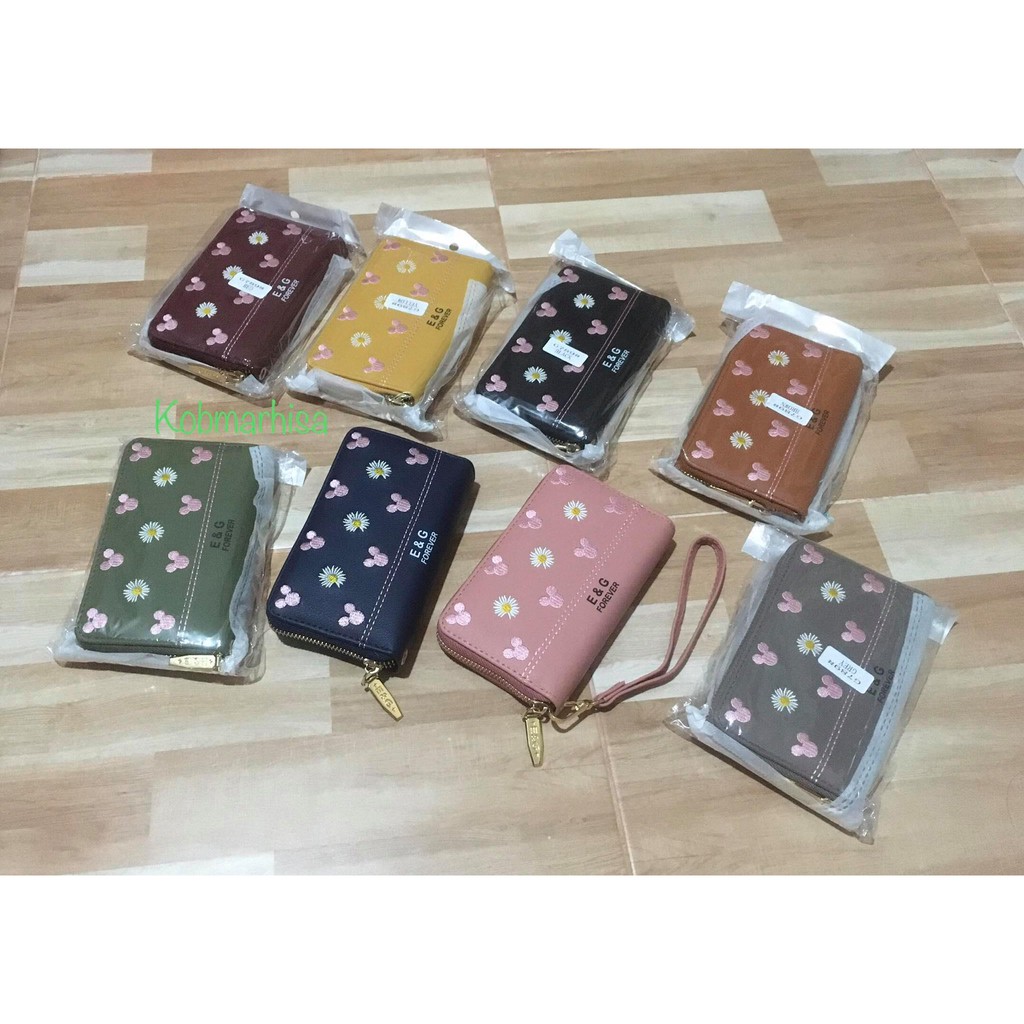กระเป๋าสตางค์ใบกลาง ซิปรอบ ปักลายปักมิกกี้ / ดอกเดซี่ แถม สายหนังห้อยมือ แบรนด์แท้จาก Forever young 