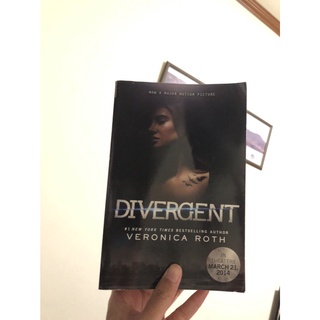 Divergent - Veronica Roth หนังสือแนว science fiction rate 4.2/5 สภาพดีมาก