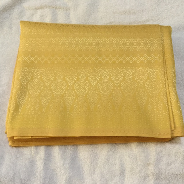 ผ้าถุงสีเหลือง​ ทำจากไหมกาบแก้ว​รีดง่ายไม่ค่อยยับ