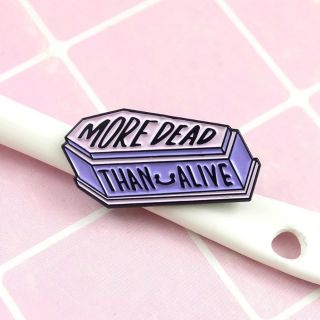 ❤️พร้อมส่ง ซื้อ5แถม1❤️ เข็มกลัดมีแป้น โรงศพ quote เหนื่อย alive dead