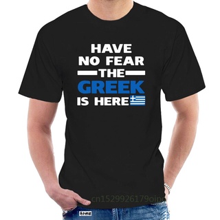 ใหม่ เสื้อยืด ผ้าฝ้าย พิมพ์ลายธงกรีก Have No Fear The Greek Is Here Proud Greece Pride สําหรับผู้ชาย 034925 @061824