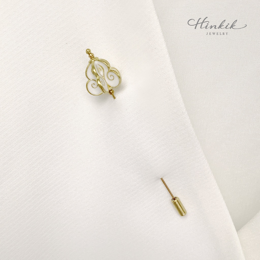 พินติดสูท ดอกรัก ลงอีนาเมลขาว พินปักสูท Lapel Pin Crown Flower with Enamel