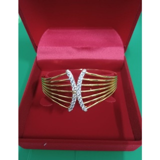 กำไลข้อมือสีทอง เส้นผ่าศูนย์กลาง 5.8ซม.มีที่ล็อคปิด เปิด