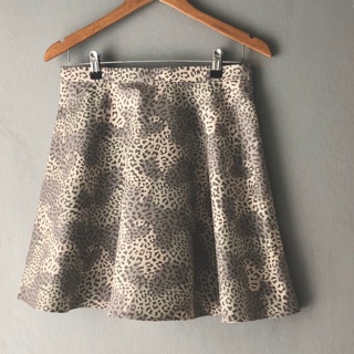 Rata Closet กระโปรงทรงบาน ลายเสือดาว สีเทาหม่น