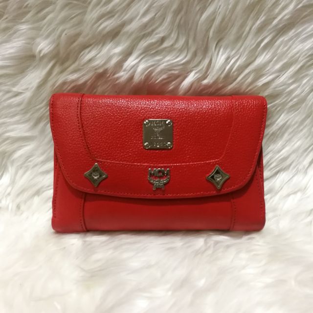 กระเป๋าสตางค์mcm ของแท้ สีแดง อะไหล่เงิน ขนาด6นิ้ว​ สภาพสวย​ ใส่บัตรได้เยอะ