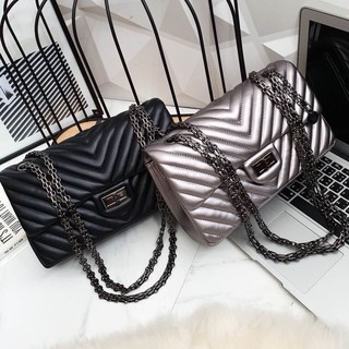 กระเป๋า จากแบรนด์ KEEP รุ่น KEEP shoulder chevron  chain handbag ( อะไหล่ รมควันดำ ) สวย หรู