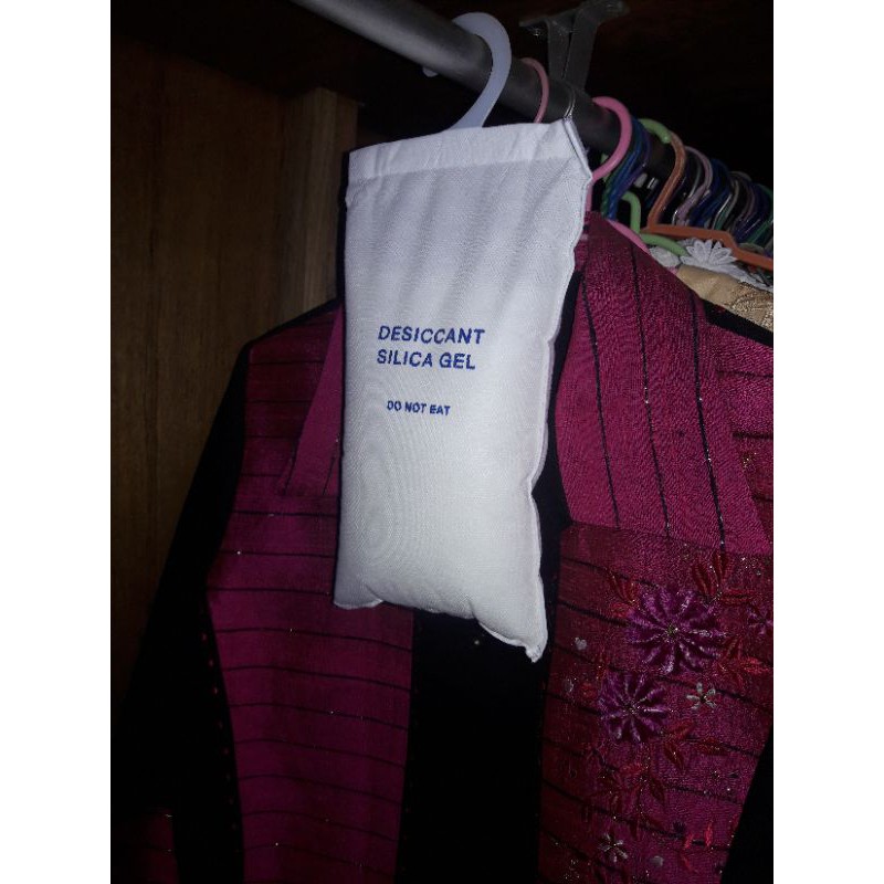 White Silica Gel ขนาด 1 Kg  ซิลิก้าเจลเม็ดสีขาวล้วน บรรจุในถุงผ้าสปันบอนด์  มีตะขอ แขวนในตู้เสื้อผ้า