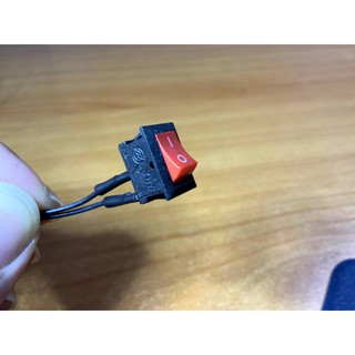 สวิทช์ เปิด-ปิด ตัวจิ๋ว ขนาด 1x1.5 cm. ปุ่มแดง มีสาย สำหรับไฟ 12V DC , 24V DC และ 250VAC(3A)