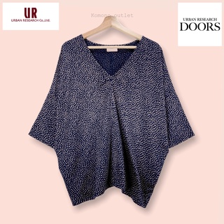 เสื้อ Doors by Urban Reaseach  ผ้าโพลีซาตินอย่างดี  เสื้อทรงสวยน่ารักมาก ผ้าสวยเงาเล่นไฟ ลายจุดสวย อกเกร๋มาก ผ้าดีทิ้งตั