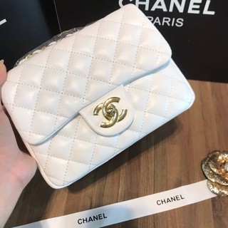 กระเป๋าสะพาย Chanel สีขาว