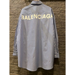 BALENCIAGA OVERSIZED ASYMMETRIC STRIPED COTTON SHIRT เสื้อเชิ้ตคอปกแขนยาว แบรนด์บาลองเซียก้า ลายขวาง สกรีนตัวหนังสือ