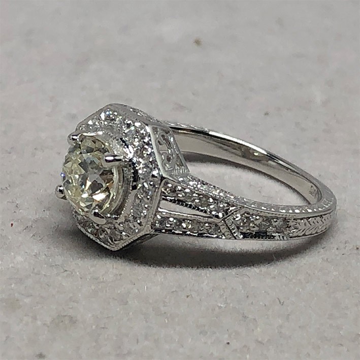 จิวเวอร์รี่มือสอง ของแท้ แหวนทองประดับเพชรแท้เม็ดหลักขนาด 0.98 กะรัต L color มาพร้อมใบเซอร์ GIA เพชรเม็ดรอง 50 เม็ด